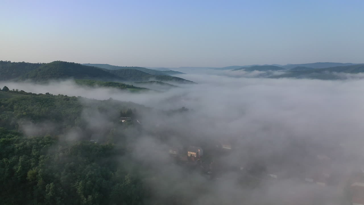 가을 안개 낀 도시의 조감도