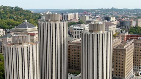 antena de edificios de dormitorios en el campus de la universidad de pittsburgh en pennsylvania, estados unidos