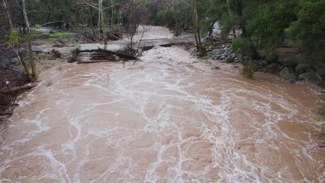 Un-Arroyo-Comienza-A-Inundarse-Durante-Una-Gran-Tormenta