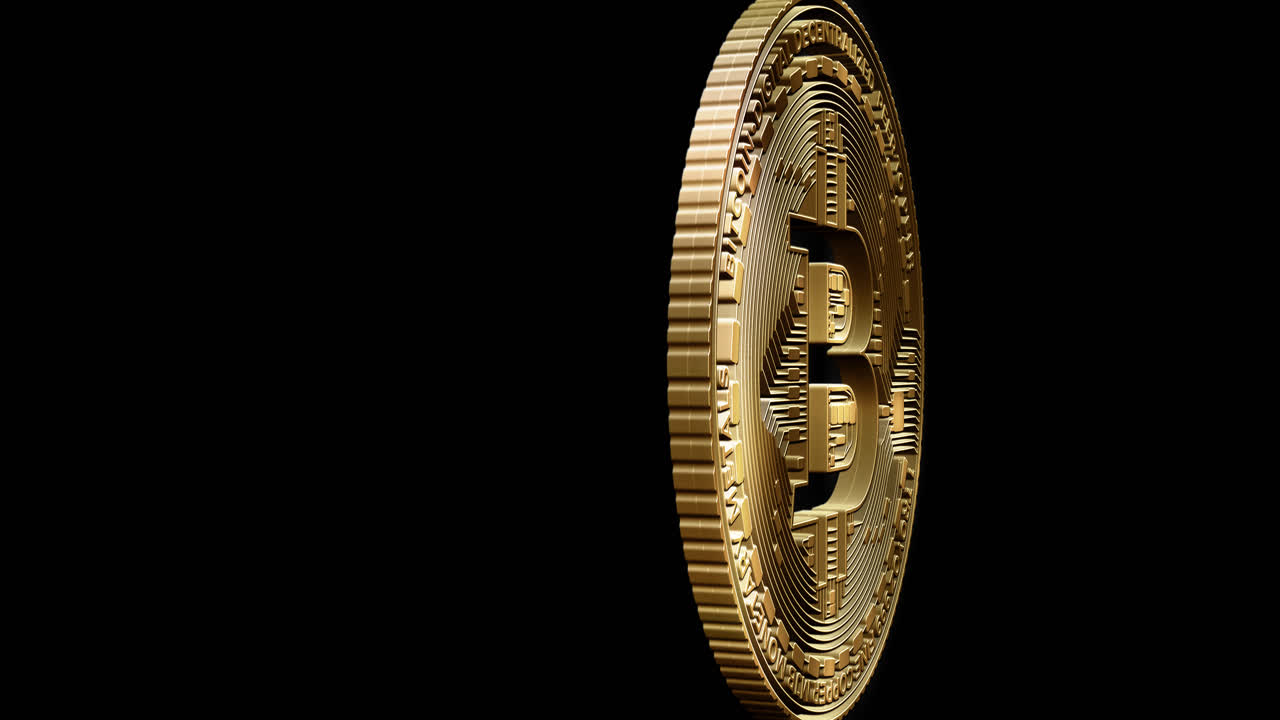 Moeda Bitcoin dourada girando em um plano de fundo preto