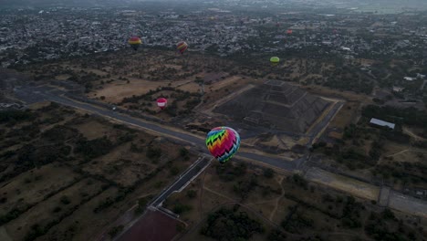 Cámara-Lenta-De-La-Hermosa-Vista-De-Teotihuacan,-La-Pirámide-Del-Sol-Y-La-Luna-Rodeada-De-Globos-Aerostáticos,-Disparando-Al-Atardecer