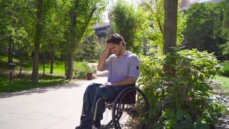 un adolescente discapacitado llorando en su silla de ruedas.