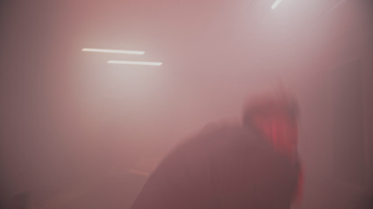 en un conflicto de oficina de humo