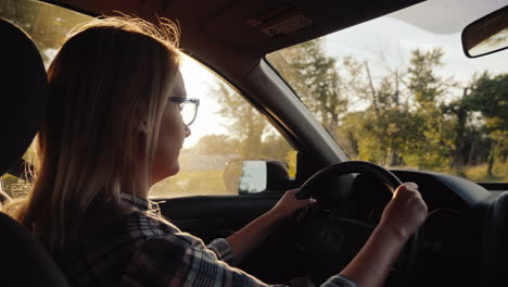atractiva mujer de mediana edad conduciendo un coche en los suburbios americanos