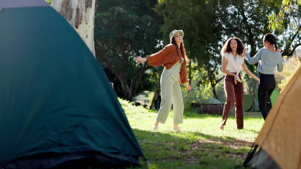 캠핑, 에너지, 여자 친구들이 함께 춤을 추고