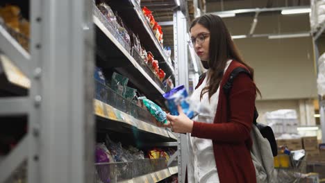mujer comprando bocadillos en una tienda de comestibles