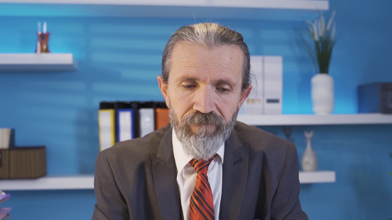 un hombre de negocios maduro aburrido y deprimido está pensando en la oficina.