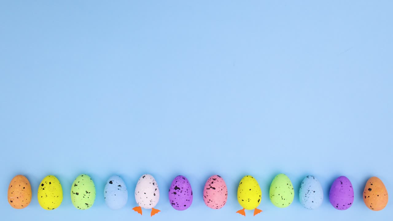 다른 색을 가진 이스터 달은 아래로 움직이고 다리를 가진 달은 위로 움직입니다.