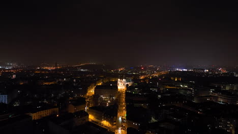 vista aérea nocturna de una ciudad europea