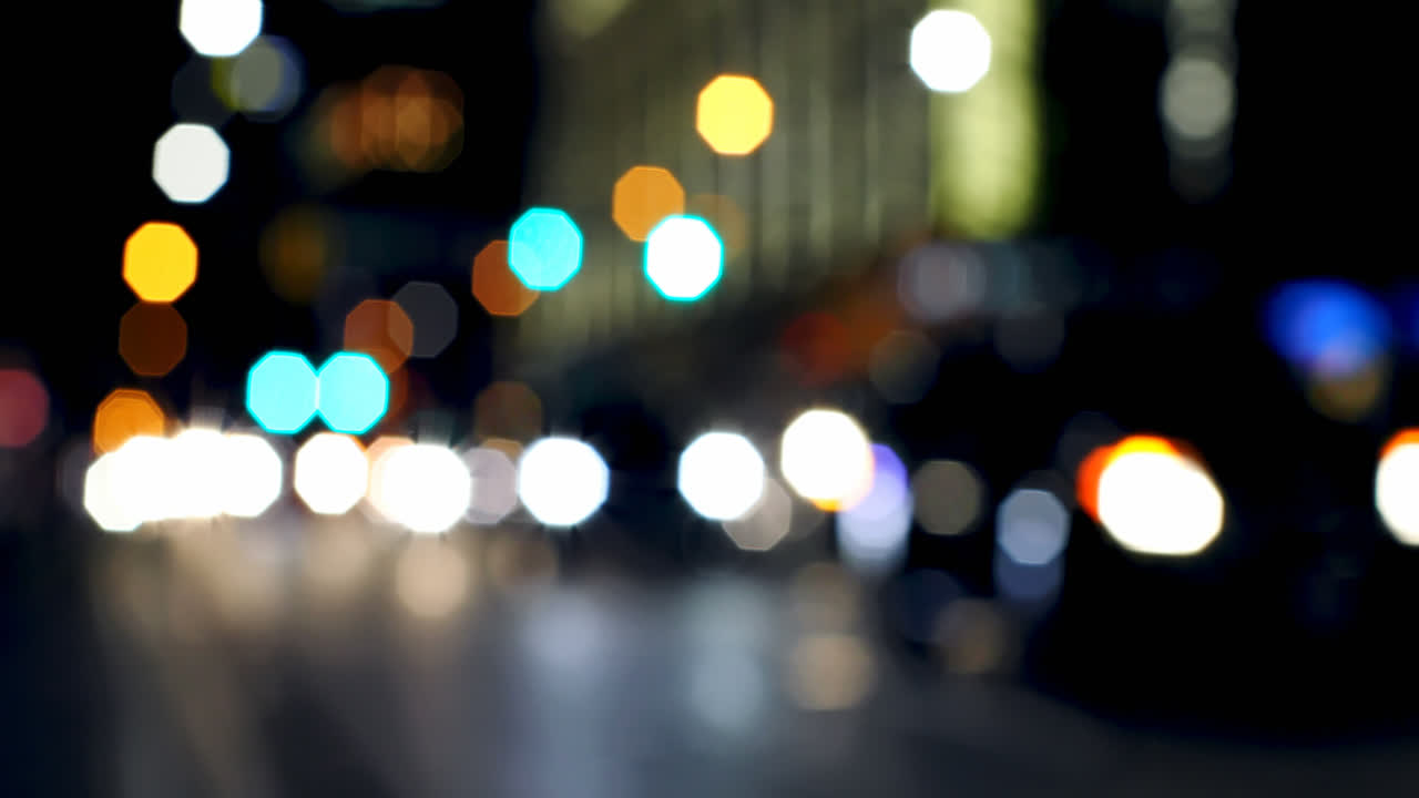 bokeh colorido de las luces de los coches en la calle por la noche 4k