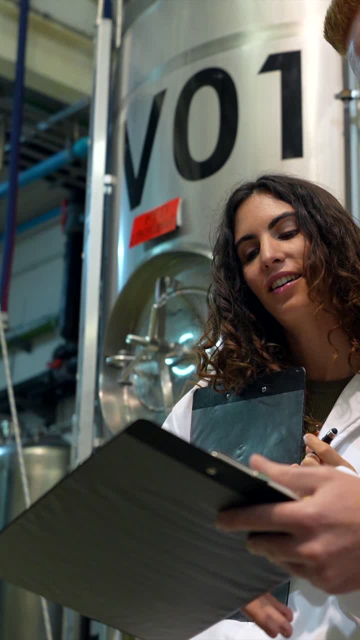 científicos que trabajan en un laboratorio