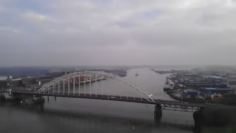 Noord-Brücke-Entlang-Des-Flusses-An-Einem-Bewölkten-Tag-In-Hendrik-Ido-Ambacht,-Niederlande