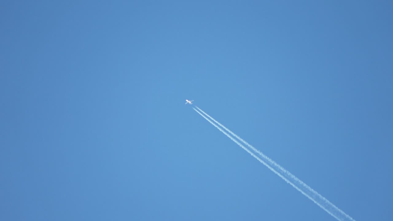 하늘을 높이 날아다니는 제트 여객기는 은 파란 하늘에 콘트레일을 남니다.