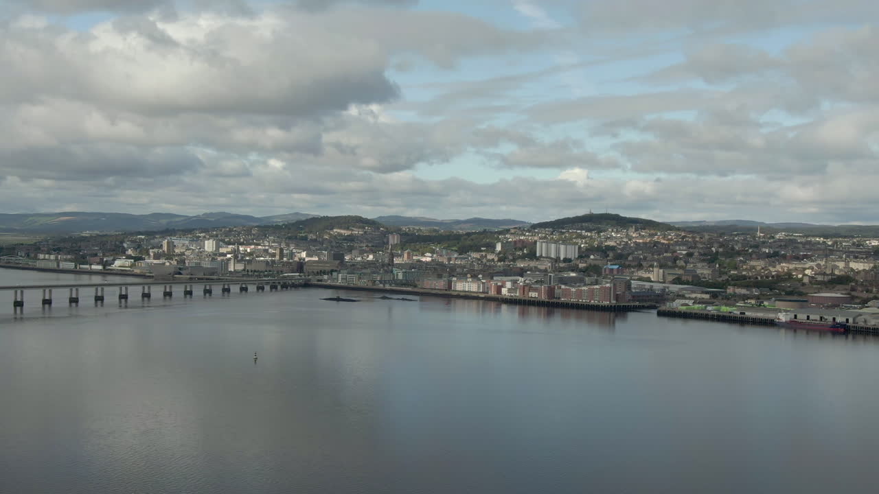 Una vista aerea del ponte Tay Road e della città di Dundee in una giornata nuvolosa