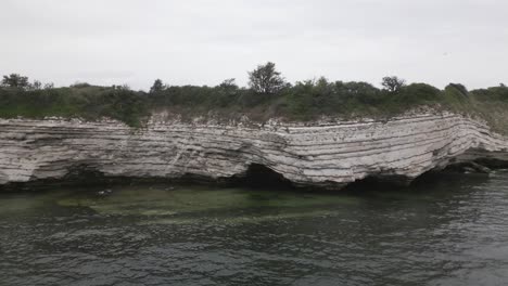 Drohnenflug-Entlang-Einiger-Klippen-Am-Meer-In-Dänemark-Mit-Vögeln