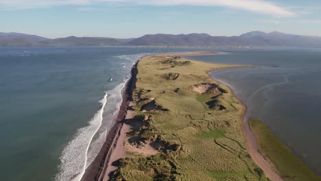 Drohnenvideo-Am-Rossbeigh-Strand-In-Kerry-Mit-Blick-Auf-Inch-Beach-In-Der-Ferne