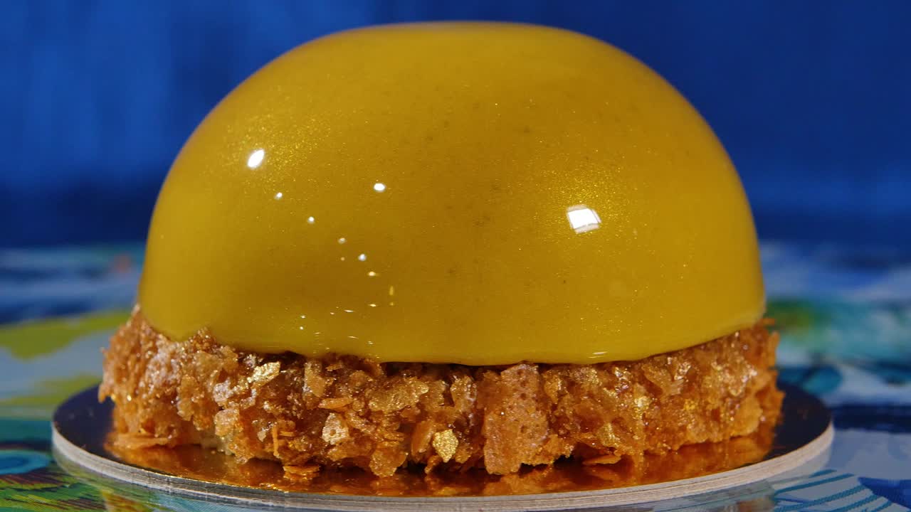 primer plano de un postre amarillo esmaltado