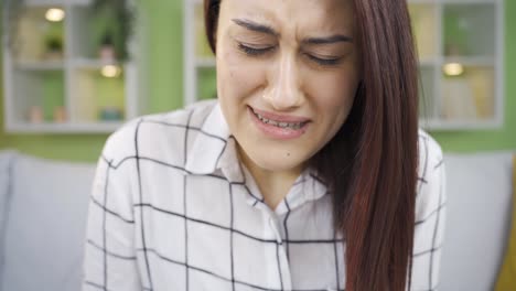 una joven deprimida y triste llorando y molesta.