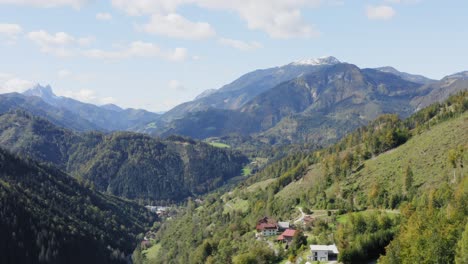 Paisaje-Aéreo-Del-Valle-Boscoso-En-Eisenkappel-Vellach-En-Austria