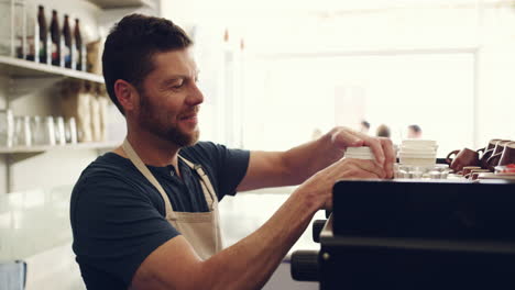 Er-Serviert-Nur-Den-Frischesten-Kaffee