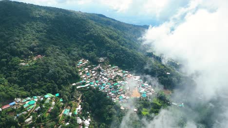 pueblo doi en el parque nacional doi suthep, pueblo rodeado de nubes, pueblo en las nubes, tribu de montaña hmong minoría de montaña lahu karen sudeste asiático