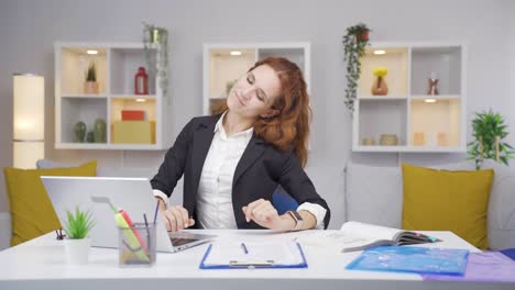 la mujer que trabaja en la oficina tiene fatiga.