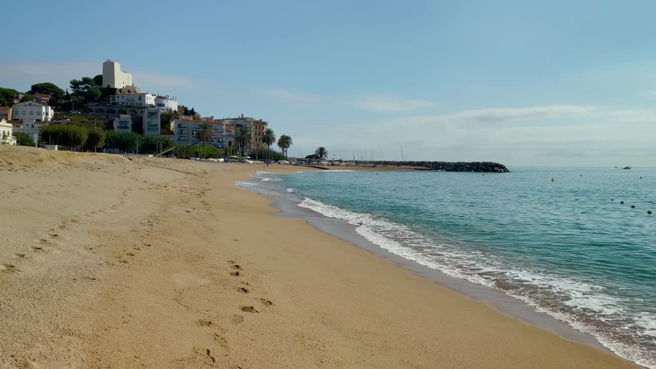 platja de les barques mar campo maresme barcelona costa mediterranea avion cerca azul turquesa agua transparente playa sin gente