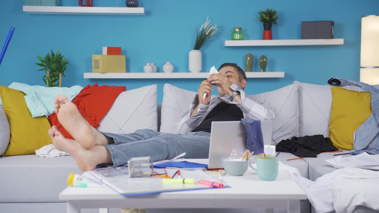 게으른 사람이 비행기를 조종하고, 일과 연결이 끊어져 있습니다.