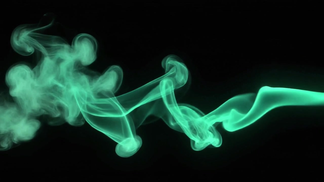 Fumo verde astratto che turbina su sfondo nero