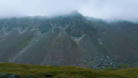 Seitliche-Verschiebung-Einer-Bergaufnahme-Aus-Der-Luft-Mit-Erstaunlichen-Farben-Und-Nebel