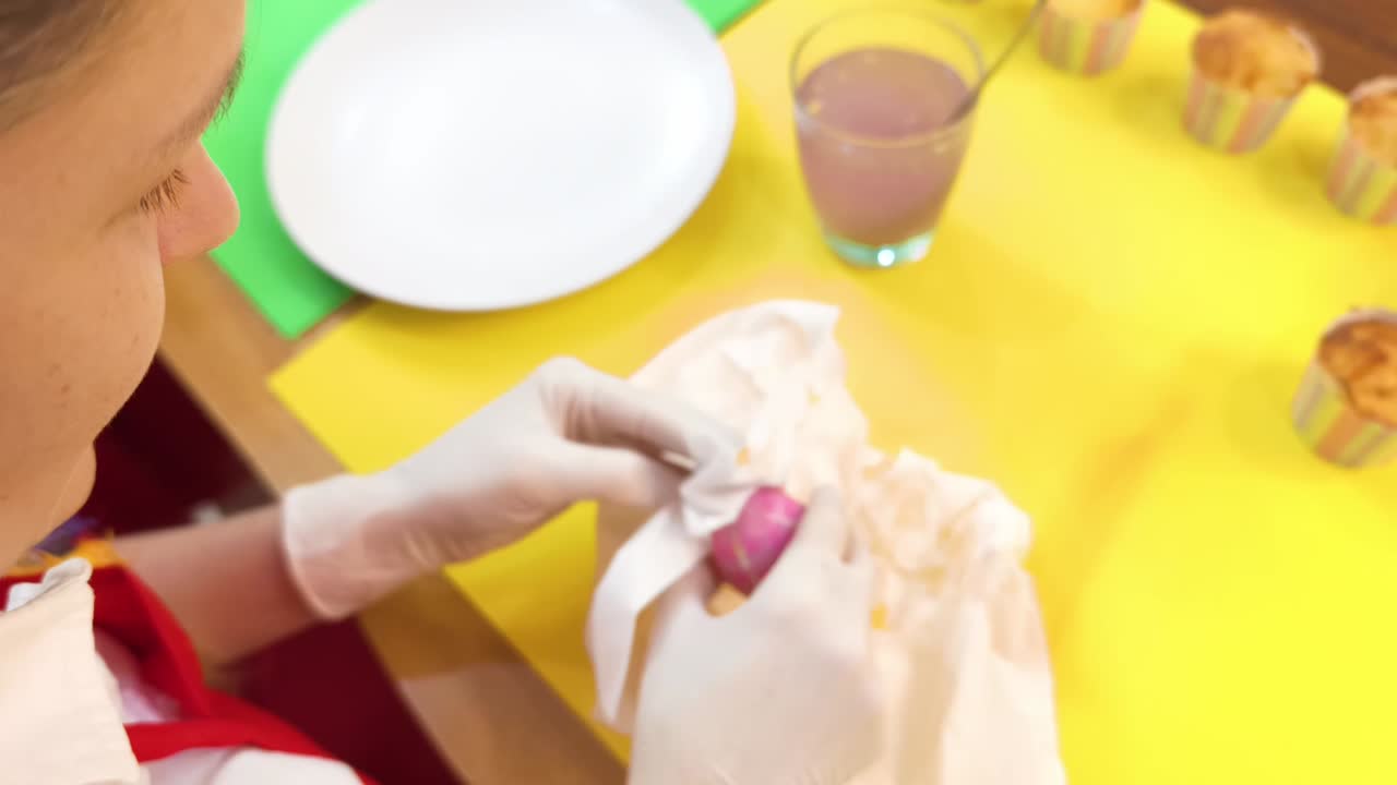 mujer decorando pasteles