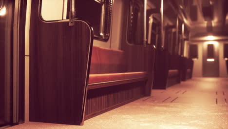 interior vacío del vagón de metro retro por la noche