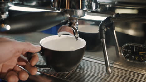 macchina da caffè su un rallentatore di tavolo in legno