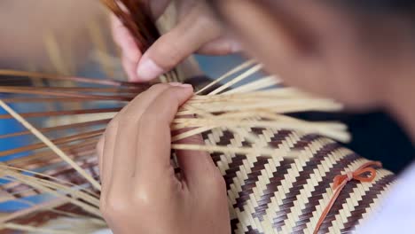 fabricación de esteras de papiro en la provincia de udonthani, tailandia