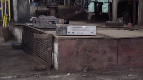 radio antigua en fábrica cerrada con desorden ambiente industrial desordenado vista postapocalíptica como en la exploración urbana de chernobyl