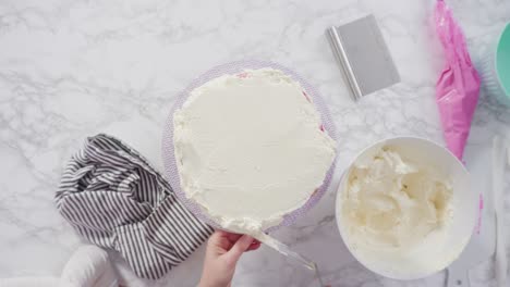 helado de torta funfetti redonda con helado blanco de crema de mantequilla italiana.