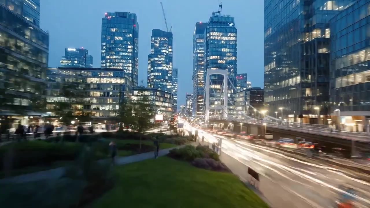 Dynamische Stadtansichten: Eine Reise durch urbane Bewegung und transformative Nachtlichter, festgehalten in zwei explorativen Aufnahmen einer pulsierenden Metropole.