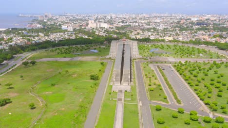 vuelo aéreo sobre el faro de colón, un monumento mausoleo ubicado en santo domingo, república dominicana