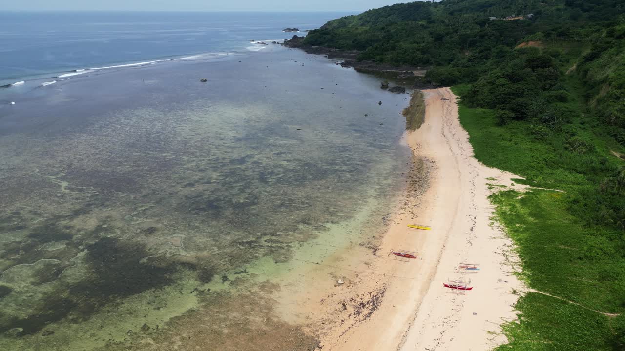 vista idílica de la playa en puraran, baras, catanduanes, filipinas - toma del avión no tripulado