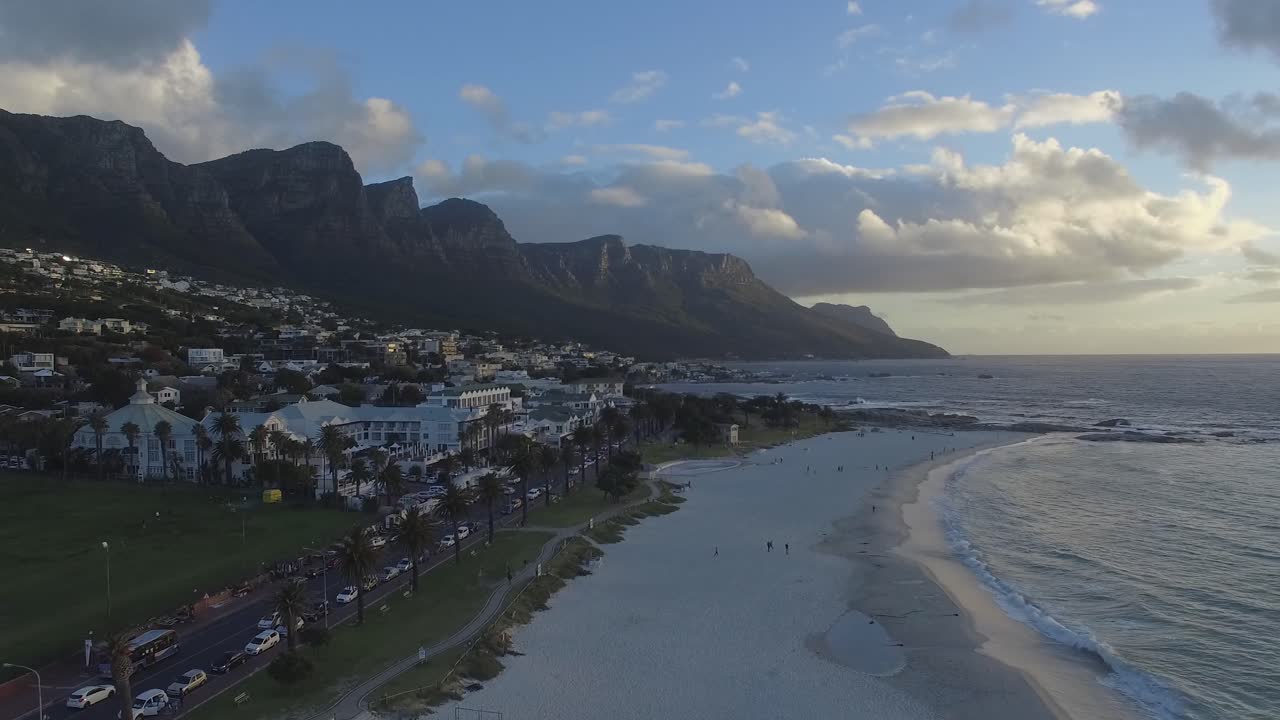 Camps Bay a Stolová hora v Kapském Městě, letecký pohled z oceánu při západu slunce
