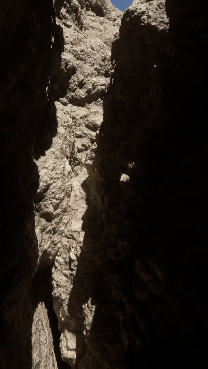 impresionante vista de un profundo cañón en el desierto