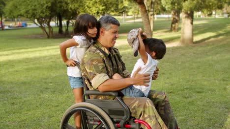 Behinderter-Militärvater,-Der-Mit-Kindern-Im-Park-Spielt