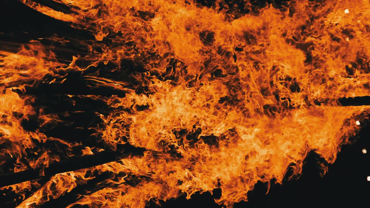 video hoguera vertical quema por la noche en un fondo negro en la naturaleza