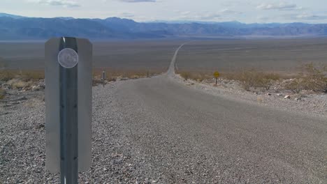 Una-Carretera-Solitaria-Atraviesa-El-Desierto-2