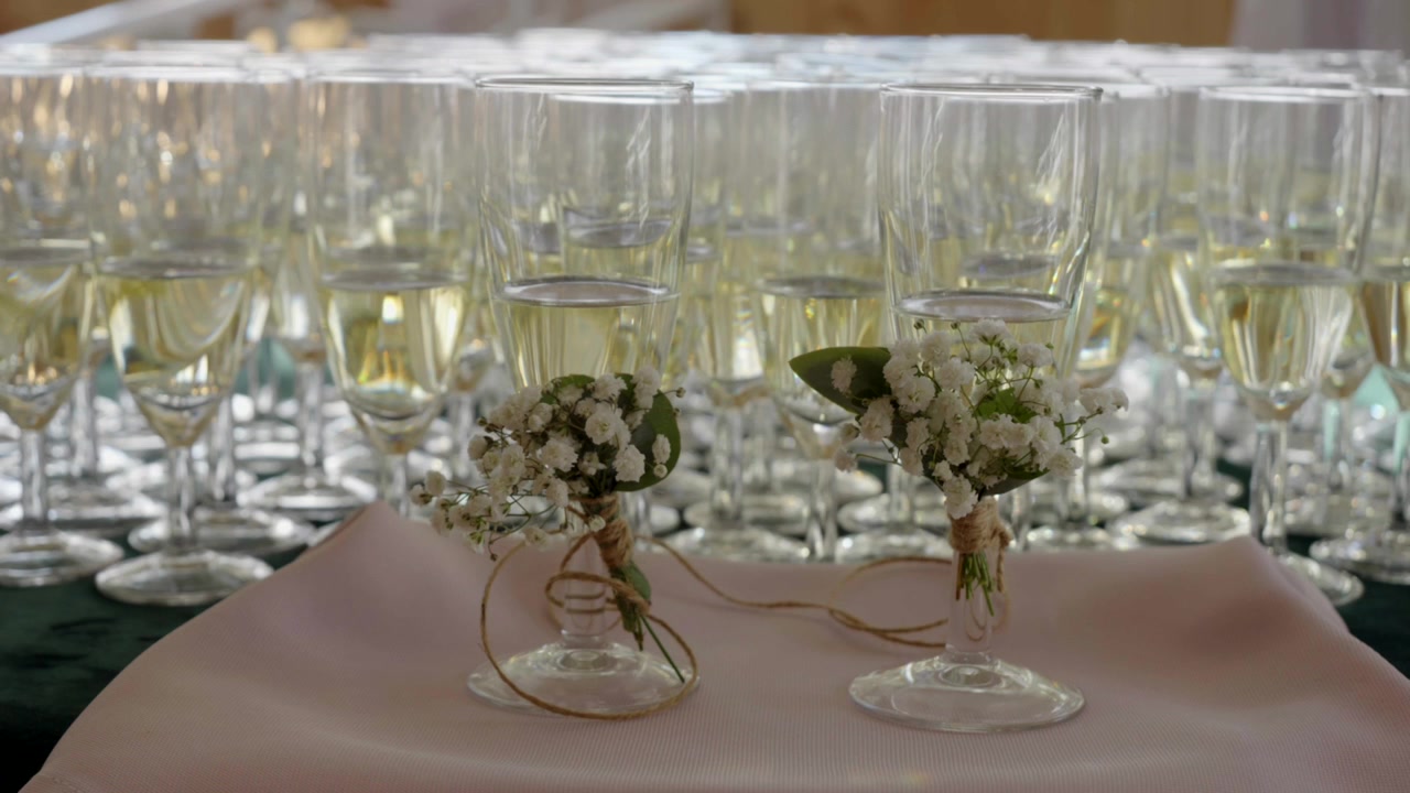 Bicchieri di champagne e Prosecco splendidamente decorati, elegantemente disposti su un tavolo durante un'importante celebrazione