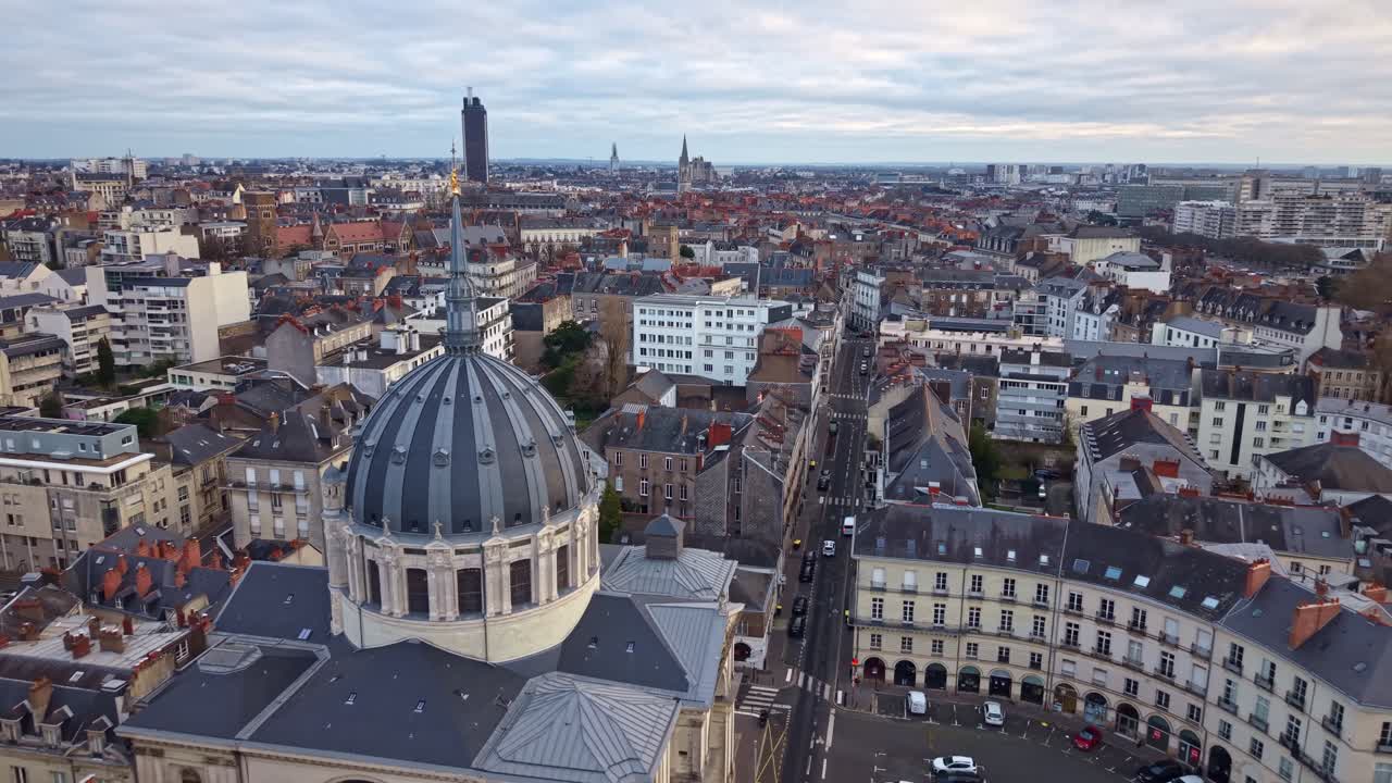 Drone flyver over den kuplede romersk-katolske basilika Notre-Dame de Bon-Port i Nantes, den tætte historiske bymidte, Loire-Atlantique, Frankrig