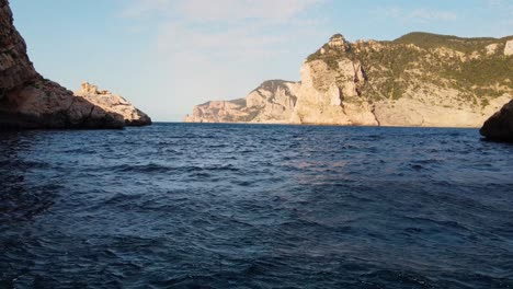 Bootsperspektive,-Die-Unter-Einem-Felstorbogen-Vor-Der-Küste-Von-Ibiza,-Spanien,-Hindurchfährt