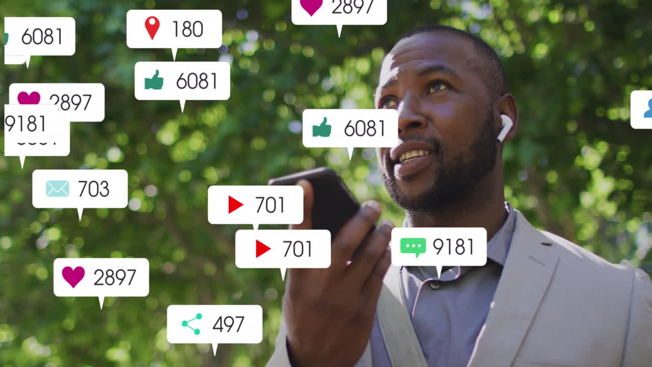 animación de barras de notificación sobre hombre afroamericano hablando en el altavoz del teléfono celular