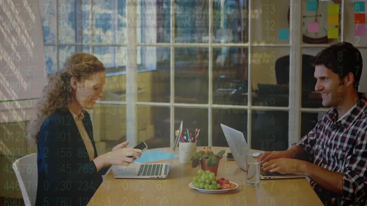 animación del procesamiento de datos sobre diversas personas de negocios en la oficina