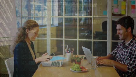 animación del procesamiento de datos sobre diversas personas de negocios en la oficina